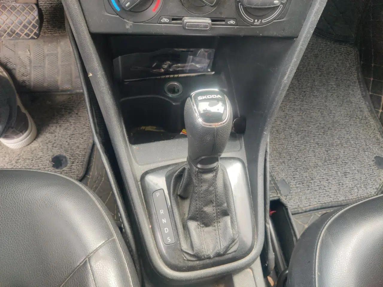 Skoda Rapid Spaceback 2014 1.6L Automatic Enjoyment Edition — миниатюра 15