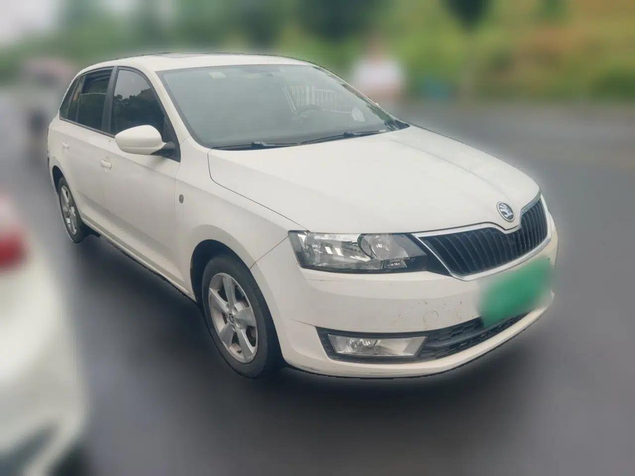 Skoda Rapid Spaceback 2014 1.6L Automatic Enjoyment Edition — миниатюра 3