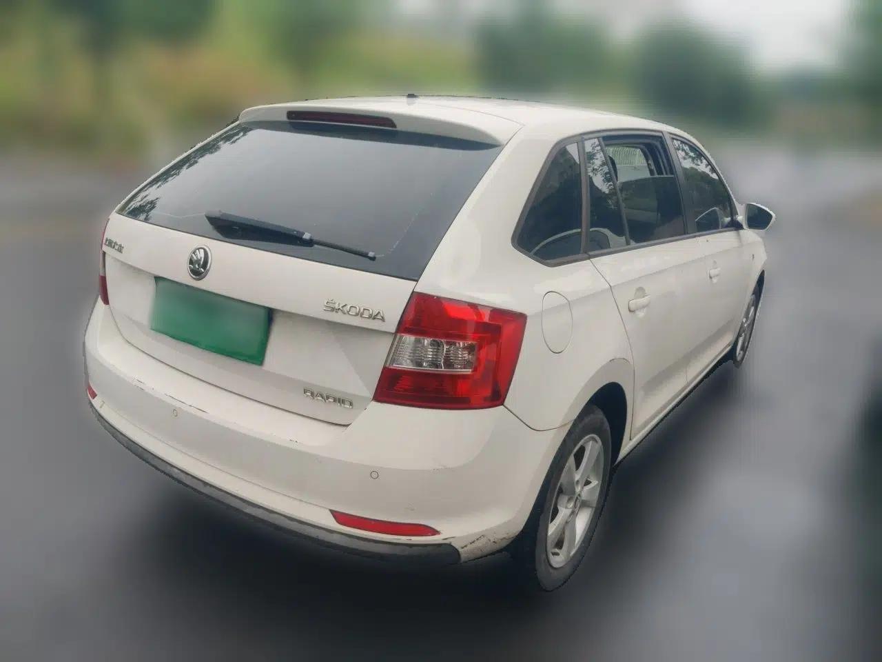Skoda Rapid Spaceback 2014 1.6L Automatic Enjoyment Edition — миниатюра 6