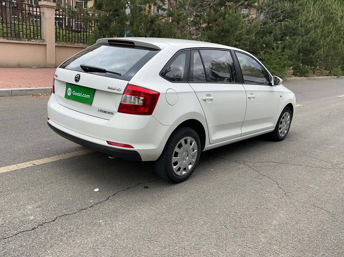Skoda Rapid Spaceback 2016 Revised Version 1.4L Manual Front-Drive Edition — миниатюра 5