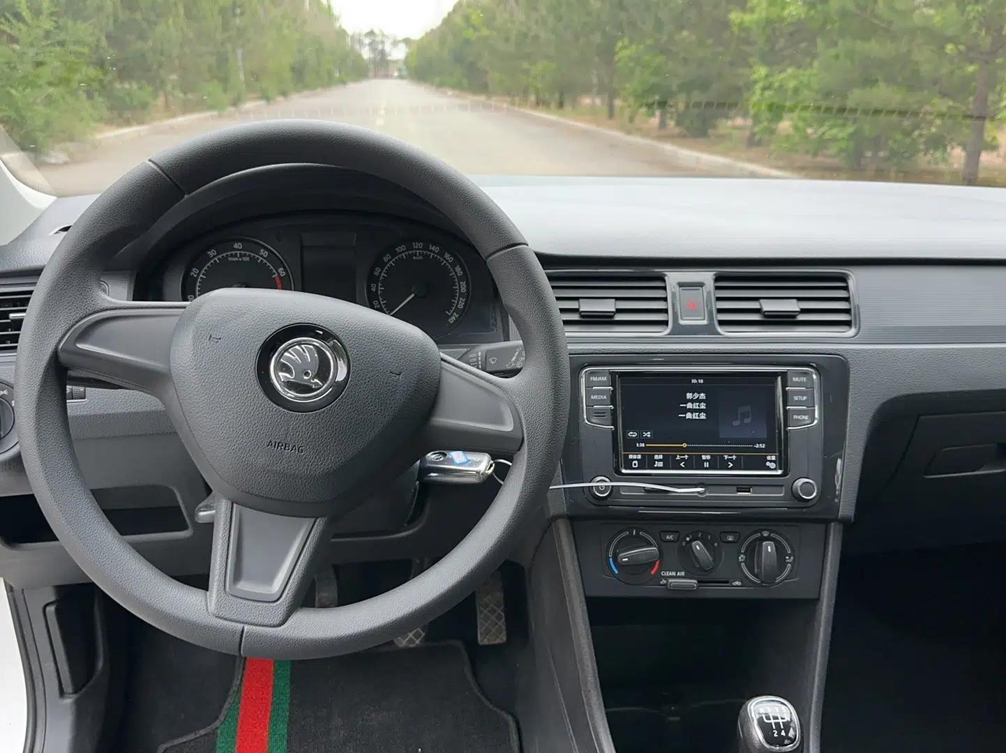 Skoda Rapid Spaceback 2016 Revised Version 1.4L Manual Front-Drive Edition — миниатюра 8
