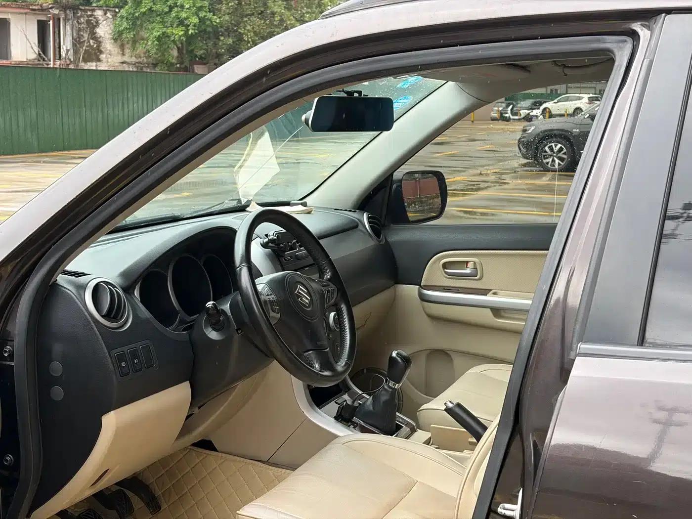 2012 Grand Vitara 2.4L MT Luxury Navigation 5-Door Edition — миниатюра 2