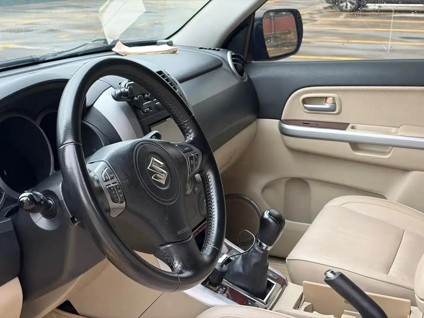 2012 Grand Vitara 2.4L MT Luxury Navigation 5-Door Edition — миниатюра 3