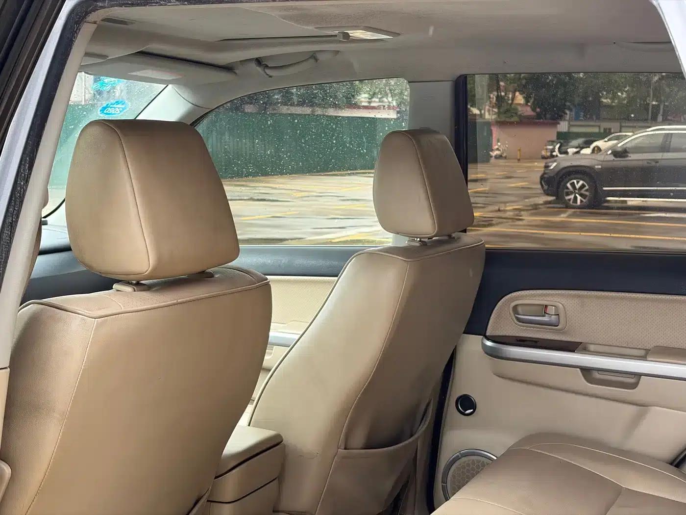 2012 Grand Vitara 2.4L MT Luxury Navigation 5-Door Edition — миниатюра 4