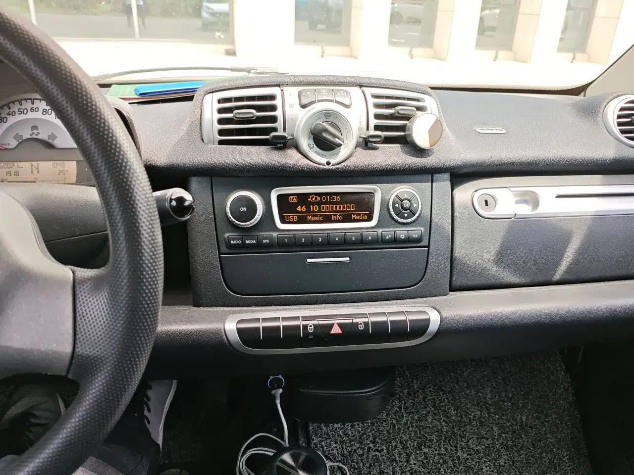 smart fortwo 2012 1.0 MHD Hardtop Standard Edition — миниатюра 14