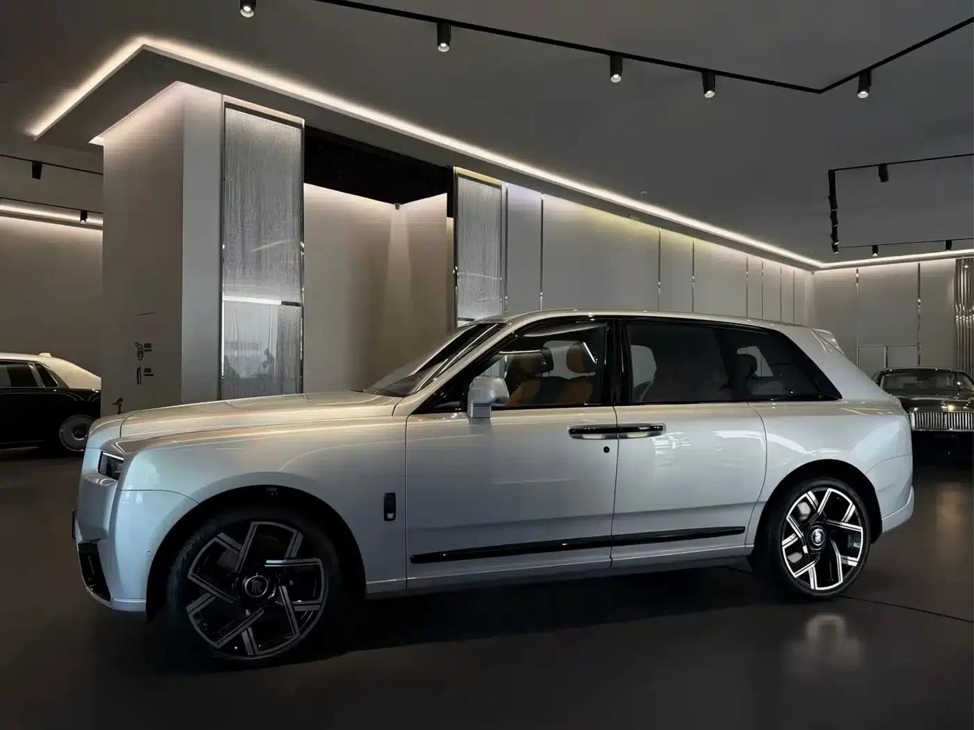 2024 Cullinan Black Badge — миниатюра 5