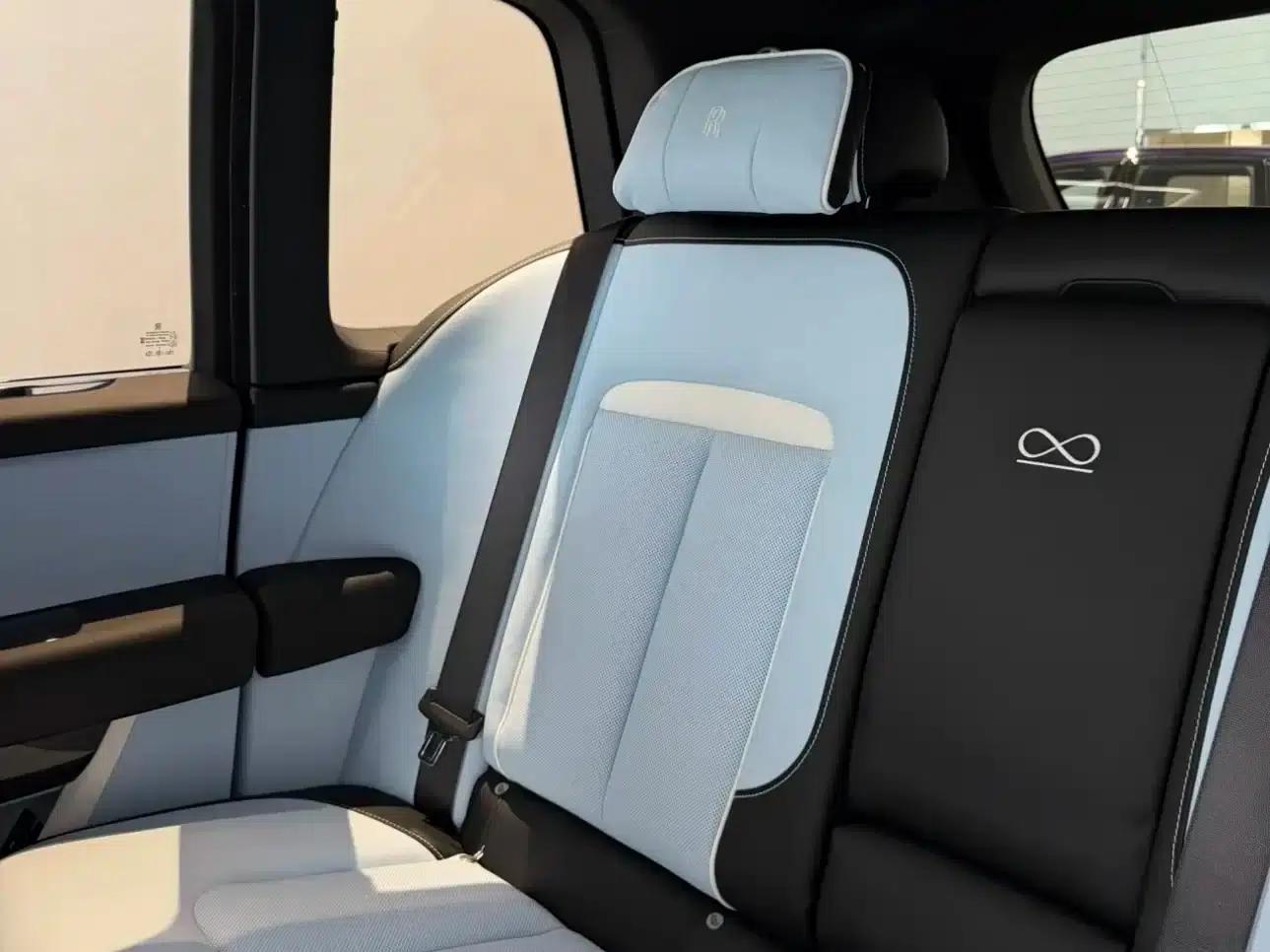 2024 Cullinan Black Badge — миниатюра 10