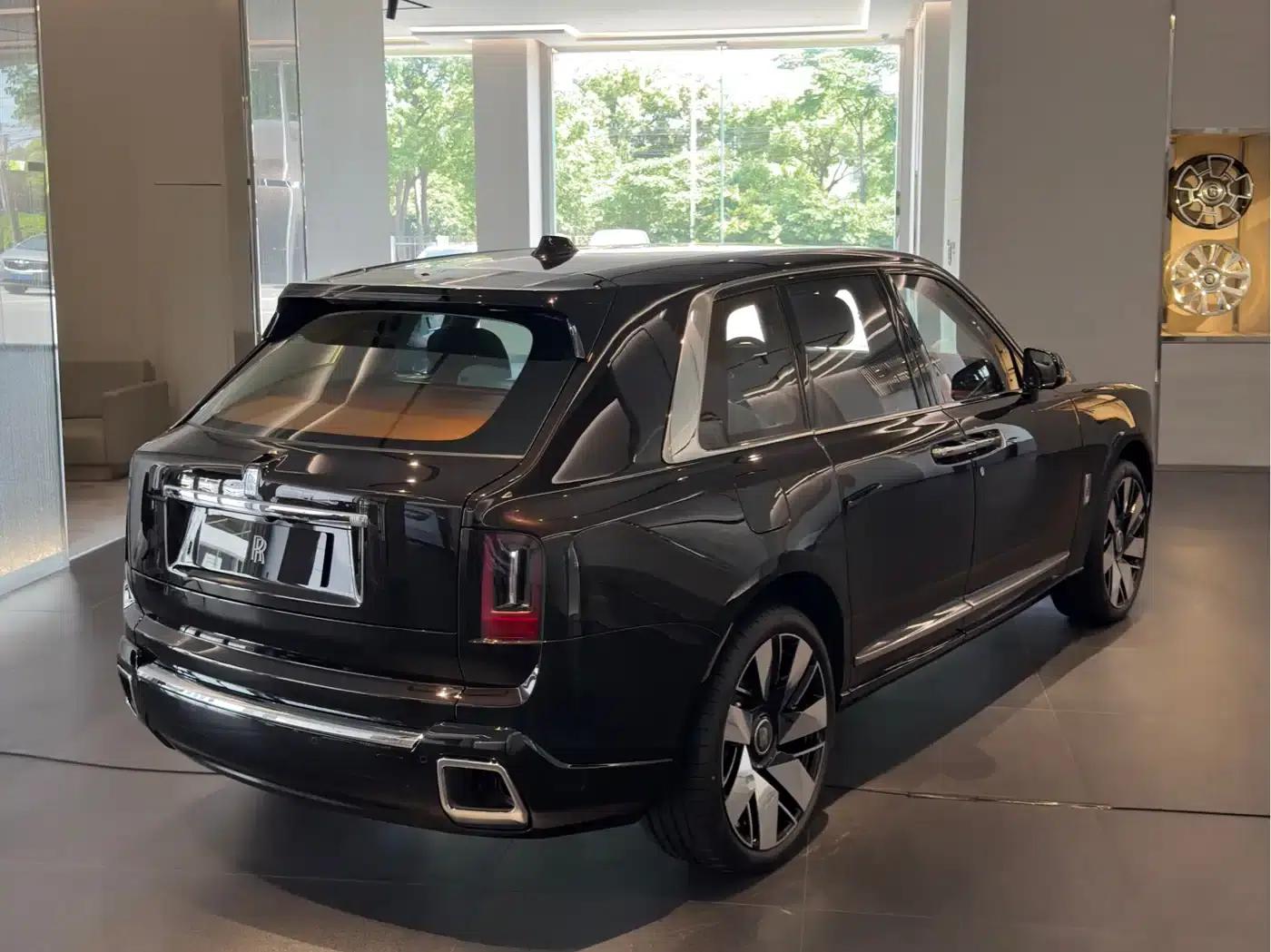 2024 Cullinan, four-seater version — миниатюра 7