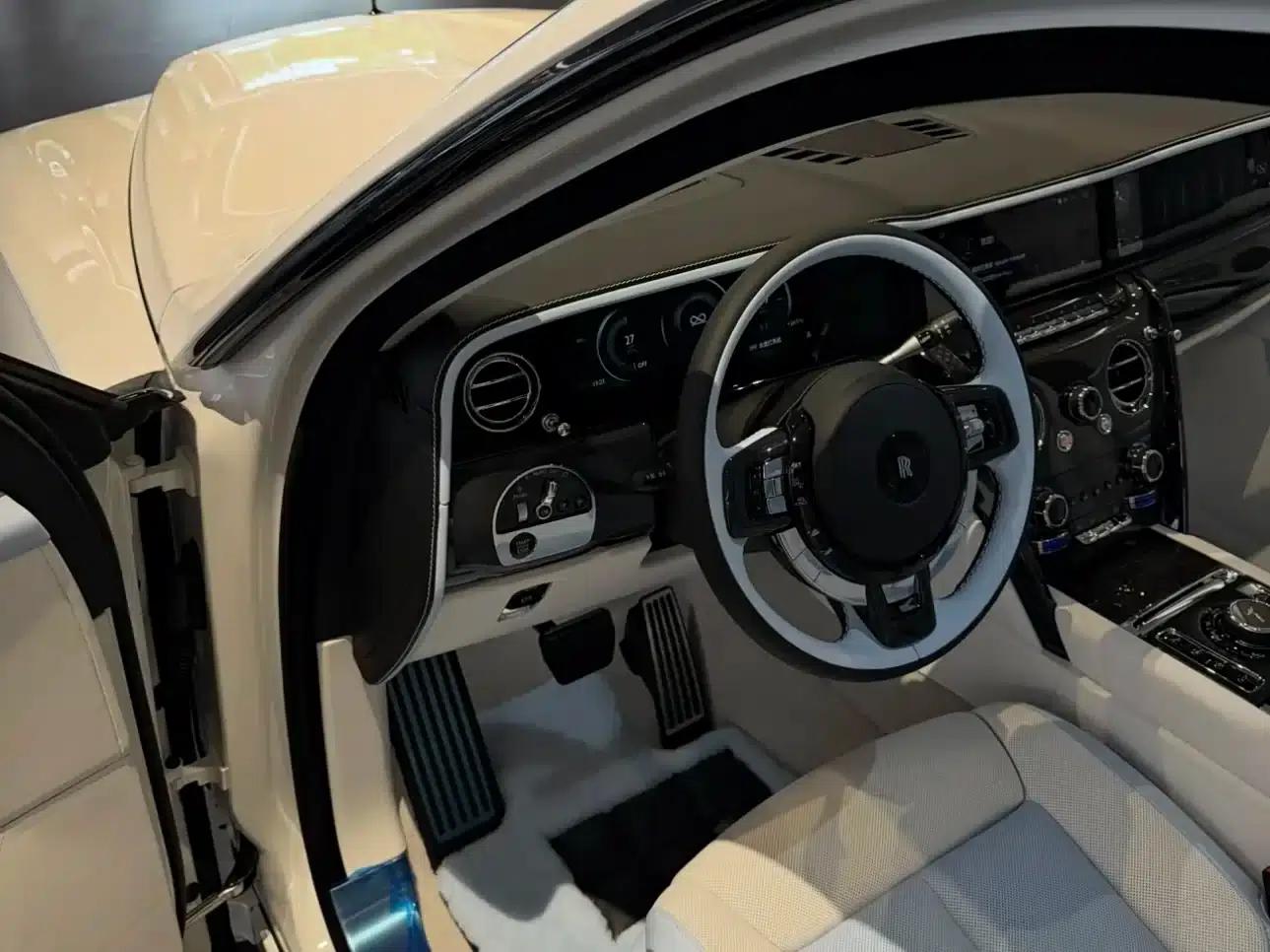2024 Cullinan Black Badge — миниатюра 12