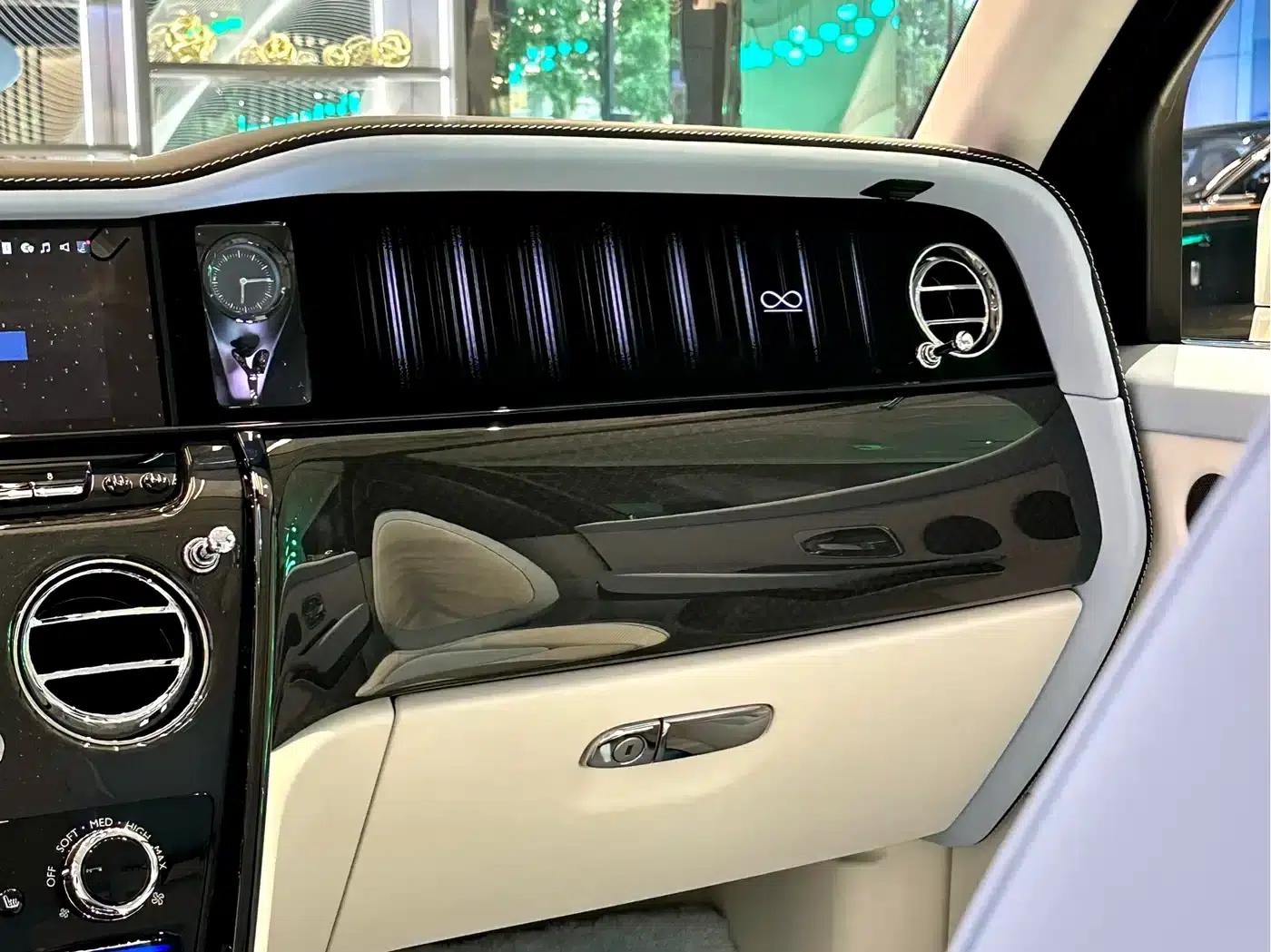 2024 Cullinan Black Badge — миниатюра 14