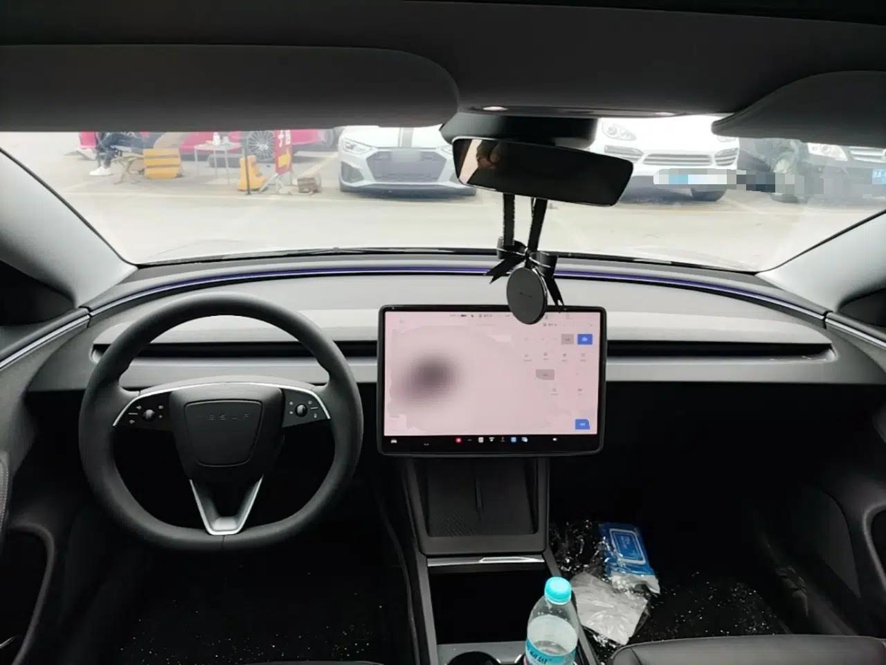 Tesla Model 3 2025 Rear-Wheel-Drive Version — миниатюра 13