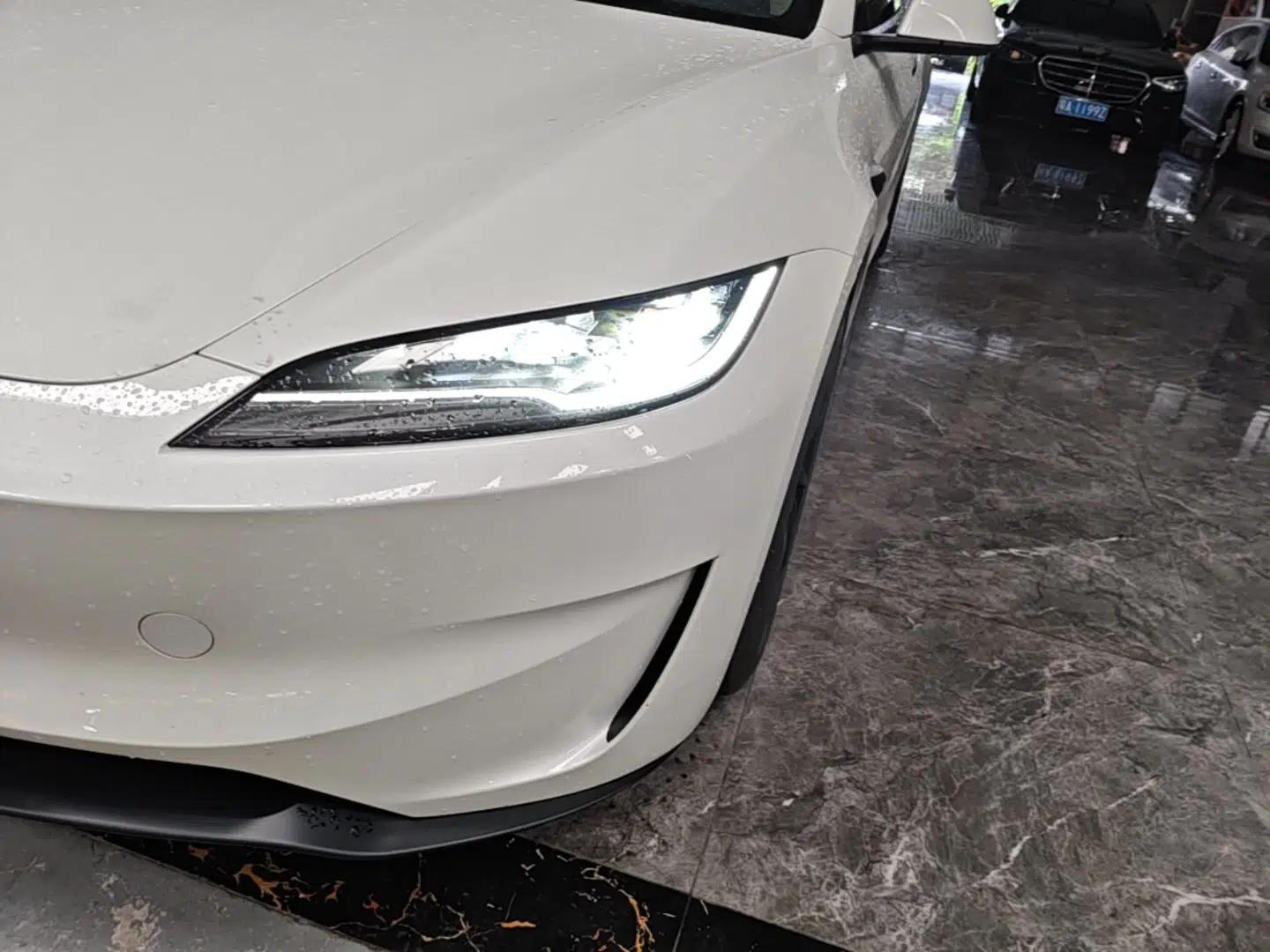 Tesla Model 3 2024 High-Performance All-Wheel-Drive Version — миниатюра 9
