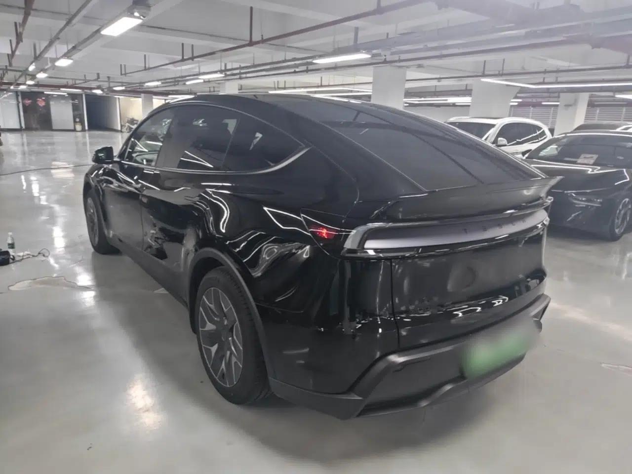 Tesla Model Y L 2025 Model Long-Range All-Wheel-Drive Version — миниатюра 4