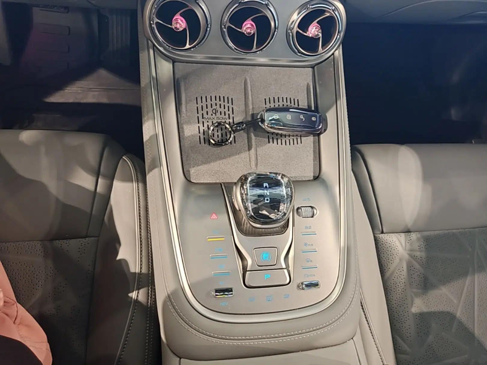 Denza N8 2023 Four-Wheel Drive Ultra-Hybrid Flagship Six-Seater Version — миниатюра 17