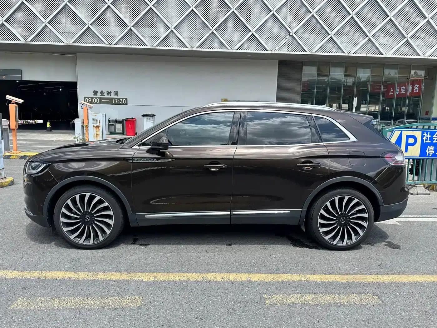Navigator 2021 2.7T 4WD Presidential Edition — миниатюра 3