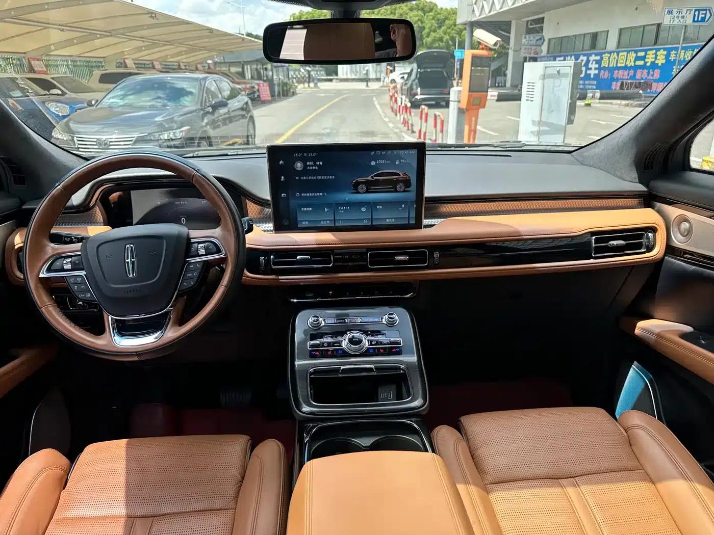Navigator 2021 2.7T 4WD Presidential Edition — миниатюра 9