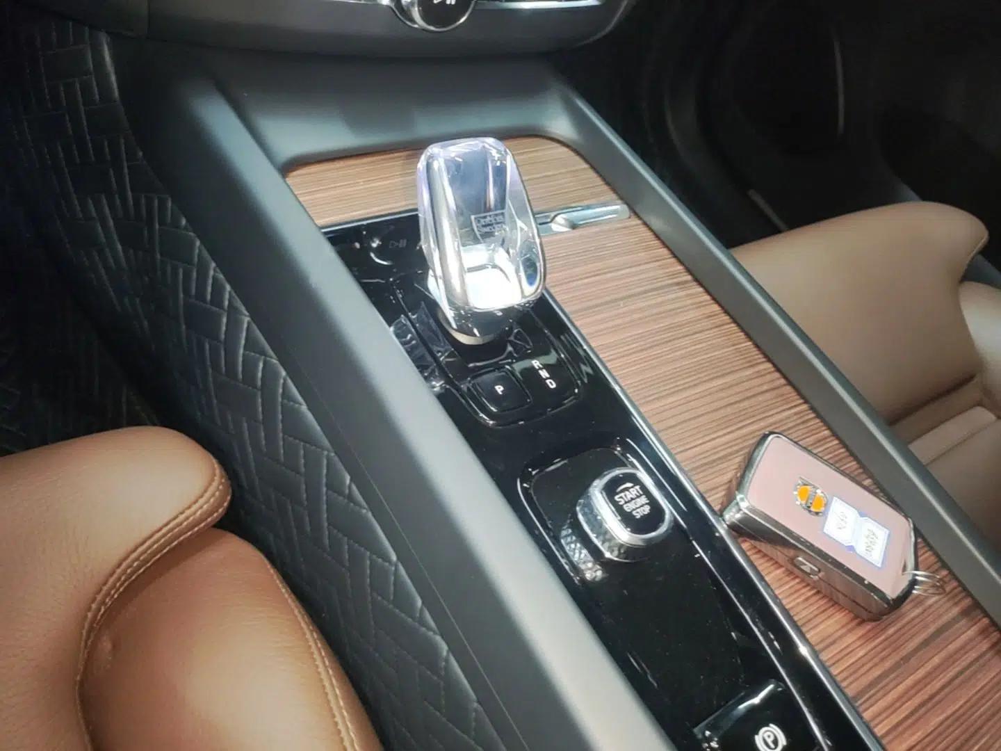 Volvo XC60 2025 B5 Four-Wheel Drive Smart & Advanced Luxury Edition — миниатюра 17