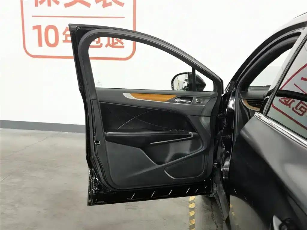 Lincoln MKC 2017 2.0T AWD Premium Edition — миниатюра 8
