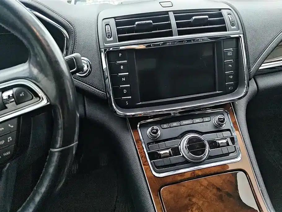 Lincoln Continental 2017 3.0T AWD Reserve — миниатюра 16