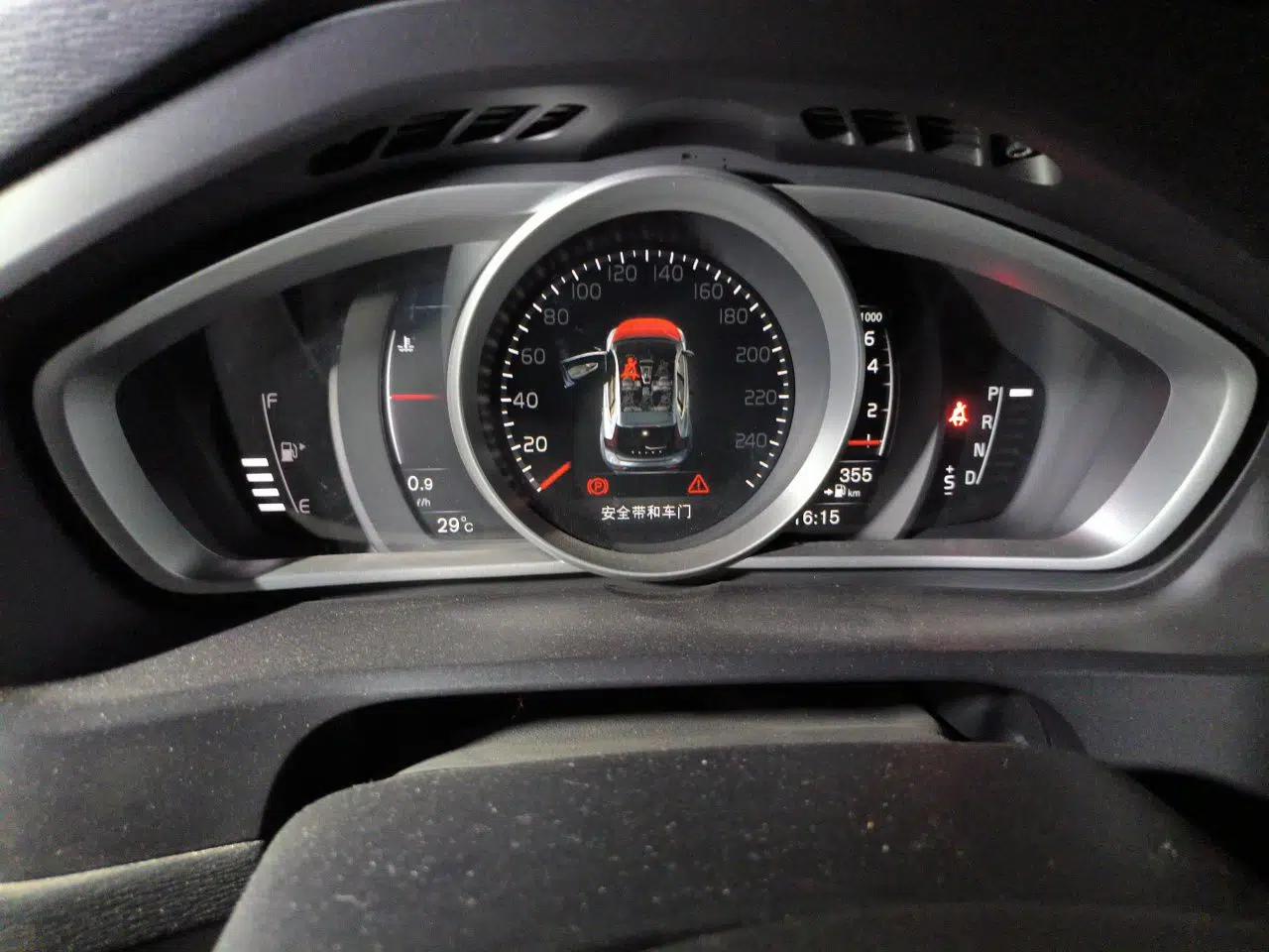 Volvo V40 2017 T3 Zhiyi Edition — миниатюра 12