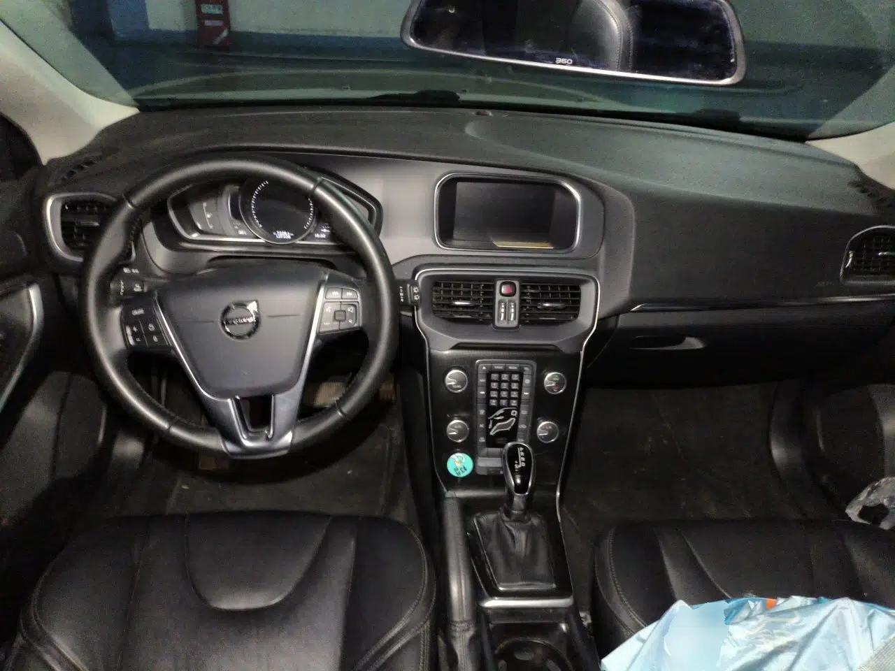Volvo V40 2017 T3 Zhiyi Edition — миниатюра 10