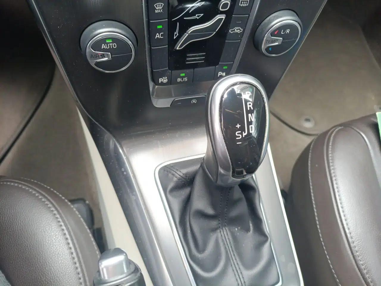 Volvo V40 2013 2.0T Zhiya Edition — миниатюра 15