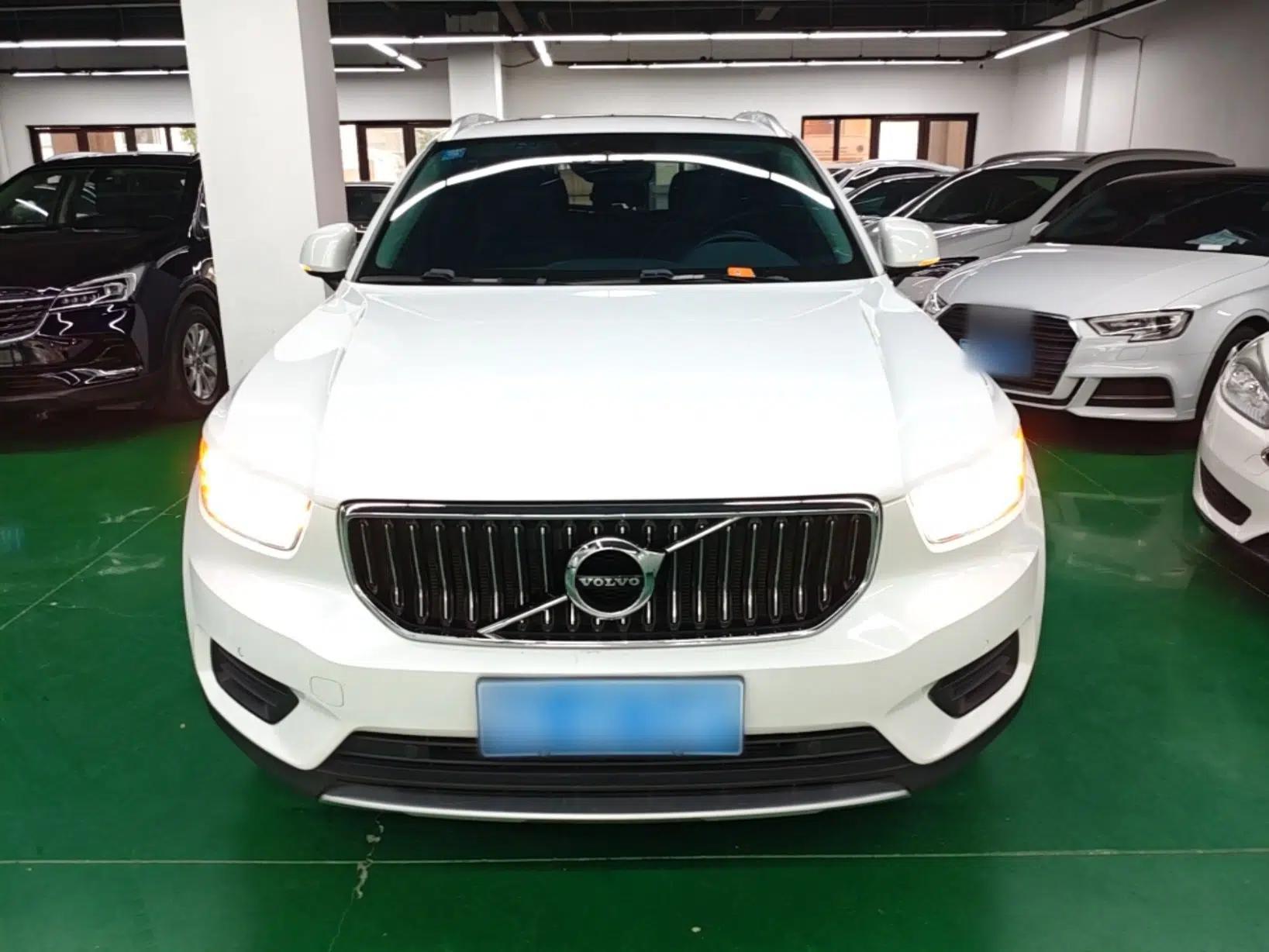 Volvo XC40 2022 T4 Four-Wheel Drive Smart & Luxurious Edition — миниатюра 2