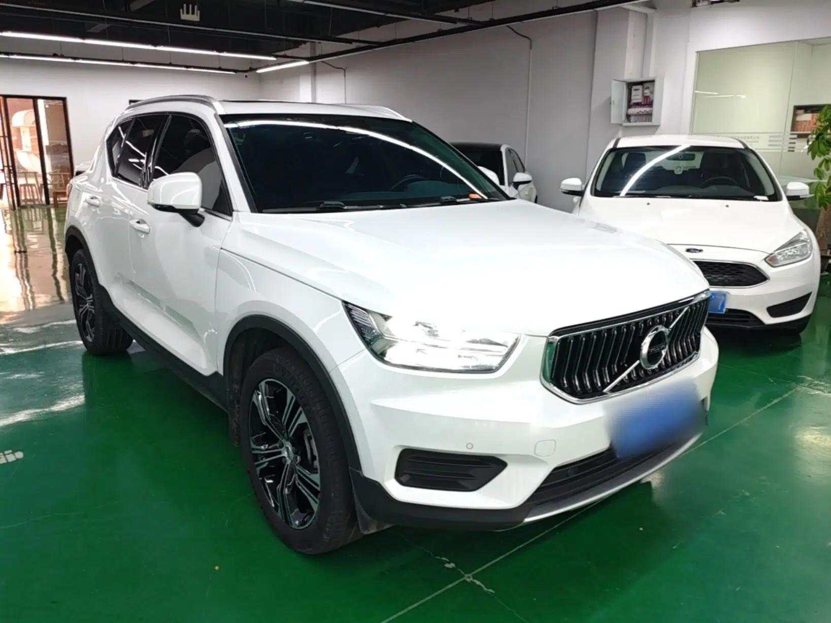 Volvo XC40 2022 T4 Four-Wheel Drive Smart & Luxurious Edition — миниатюра 3