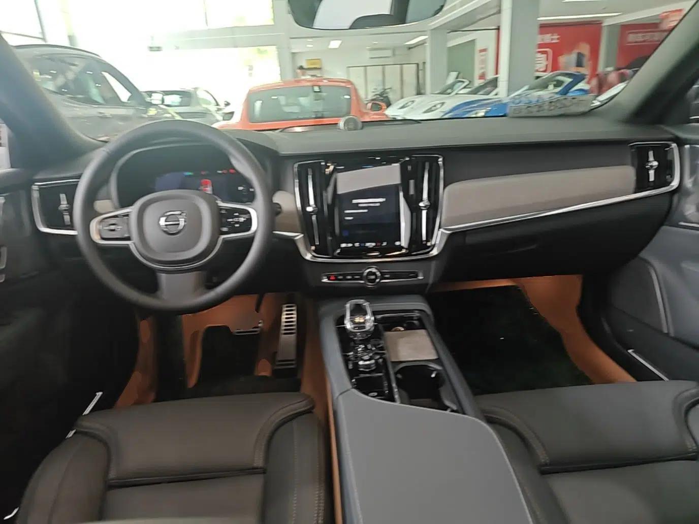 Volvo V90 2025 Cross Country B5 AWD Prestige Edition — миниатюра 12