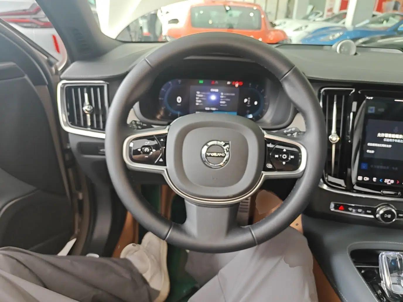 Volvo V90 2025 Cross Country B5 AWD Prestige Edition — миниатюра 13