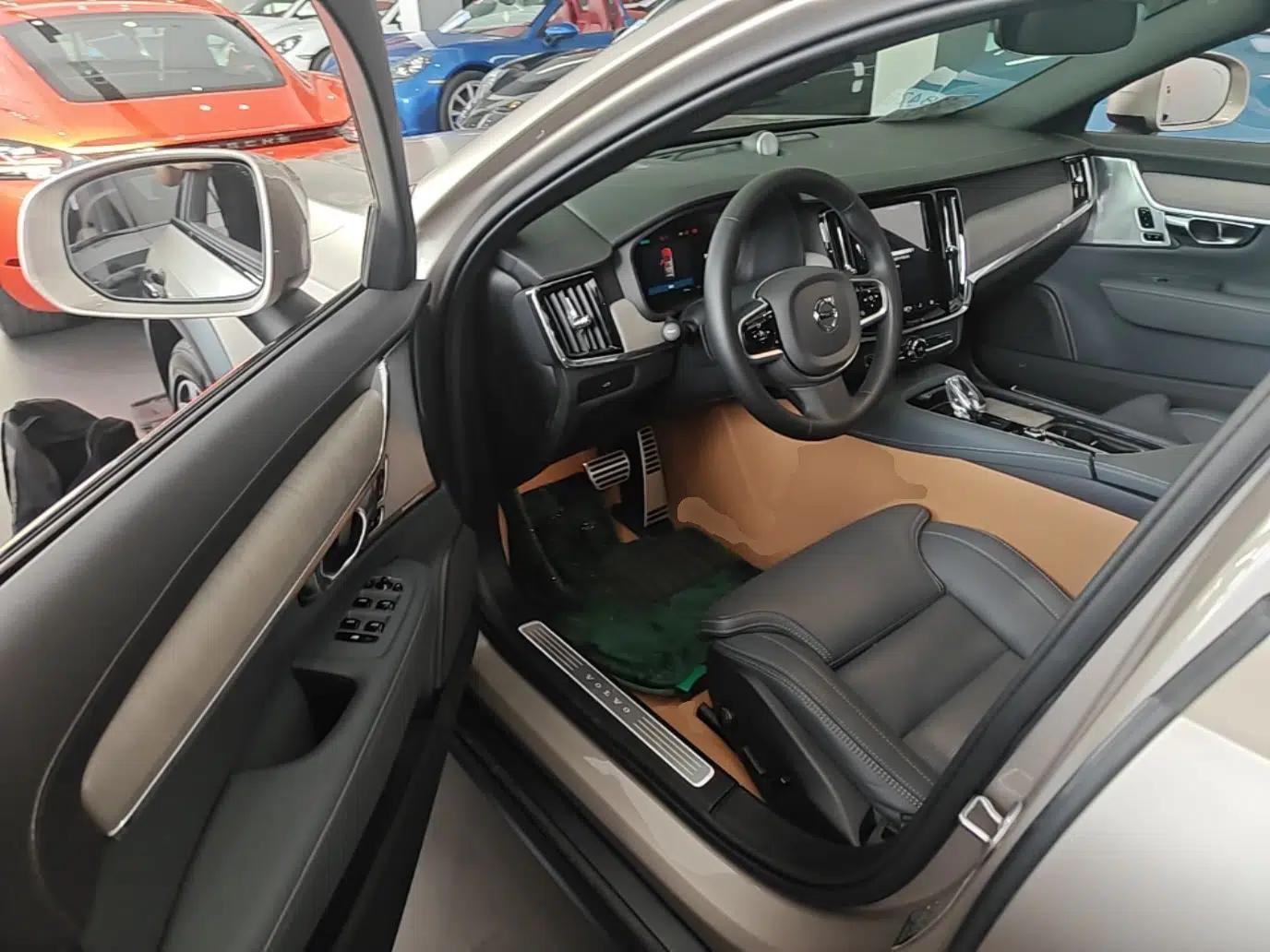 Volvo V90 2025 Cross Country B5 AWD Prestige Edition — миниатюра 18