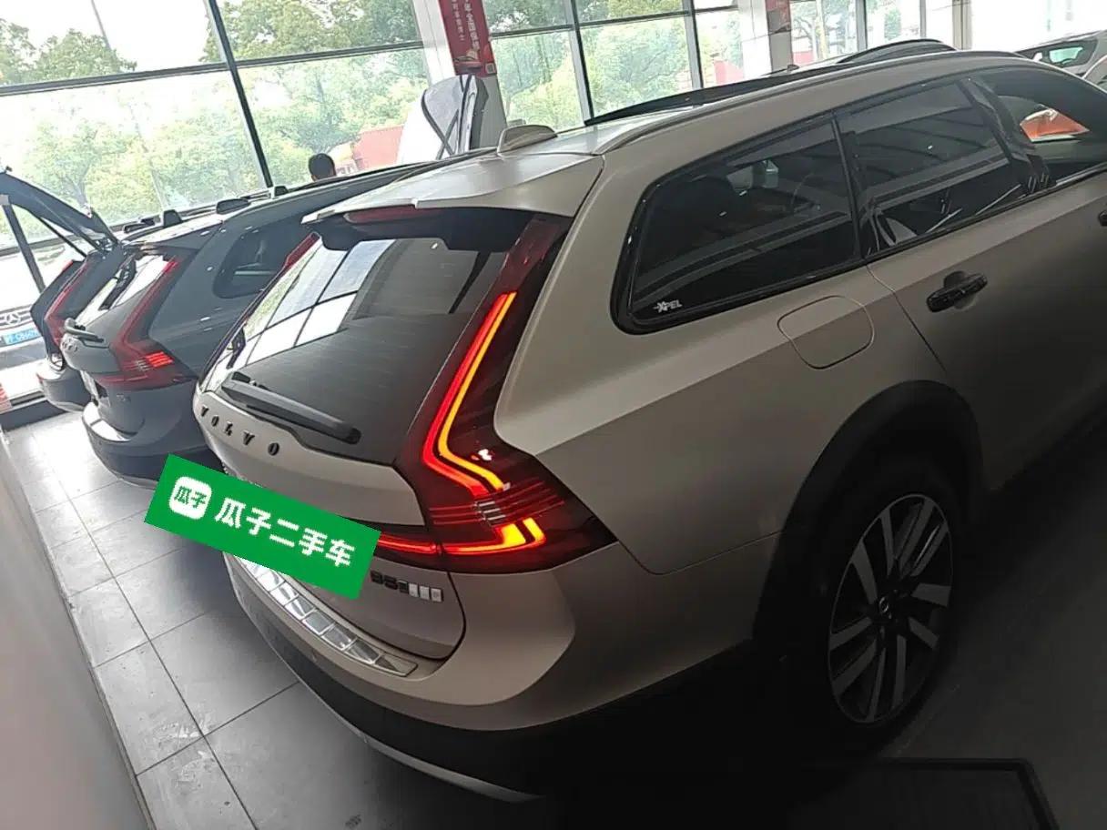 Volvo V90 2025 Cross Country B5 AWD Prestige Edition — миниатюра 3