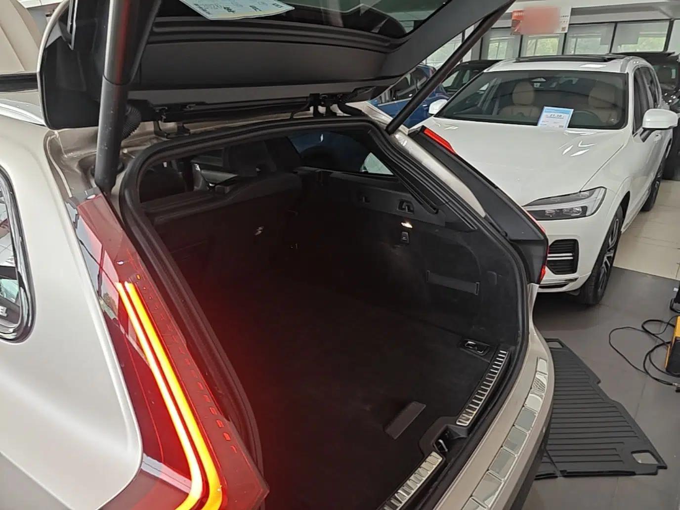 Volvo V90 2025 Cross Country B5 AWD Prestige Edition — миниатюра 21