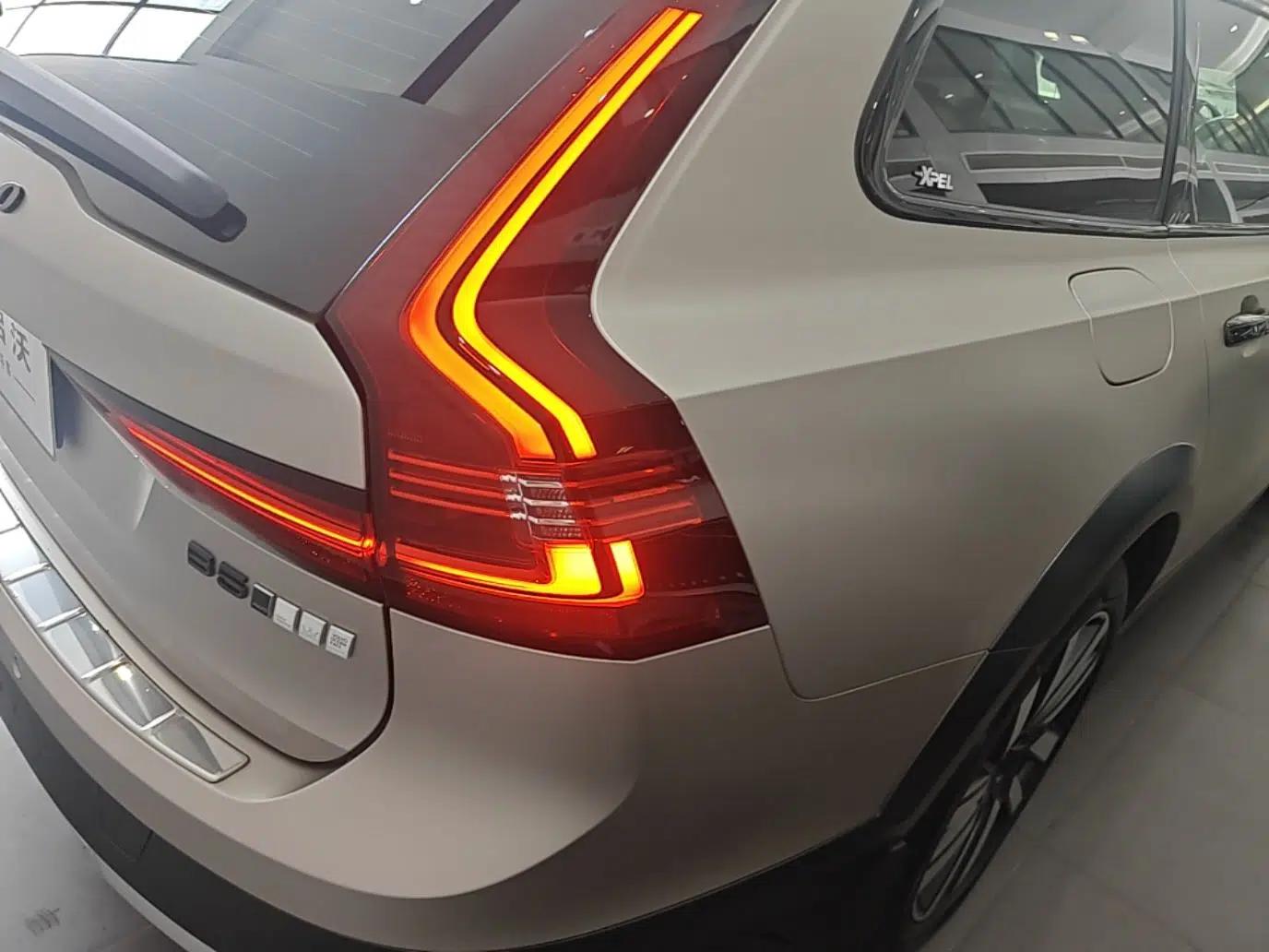 Volvo V90 2025 Cross Country B5 AWD Prestige Edition — миниатюра 8