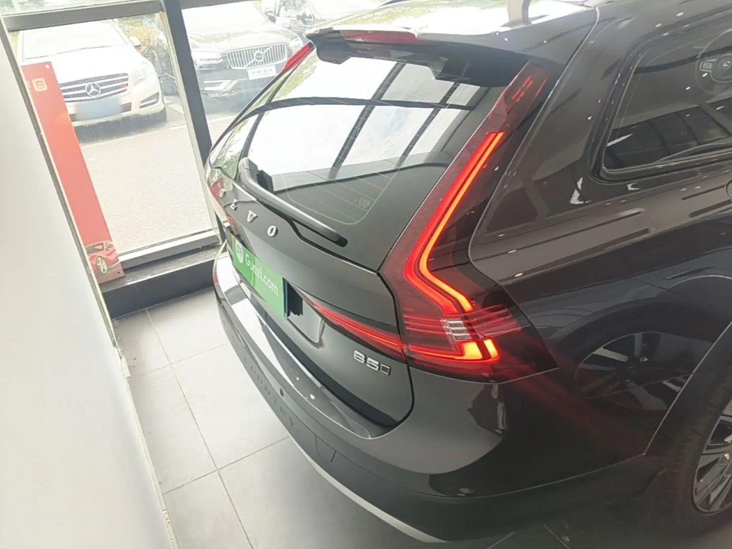 Volvo V90 2024 Cross Country B5 AWD Smart Range Edition — миниатюра 3