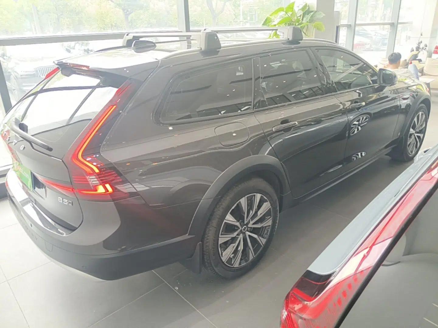 Volvo V90 2024 Cross Country B5 AWD Smart Range Edition — миниатюра 4