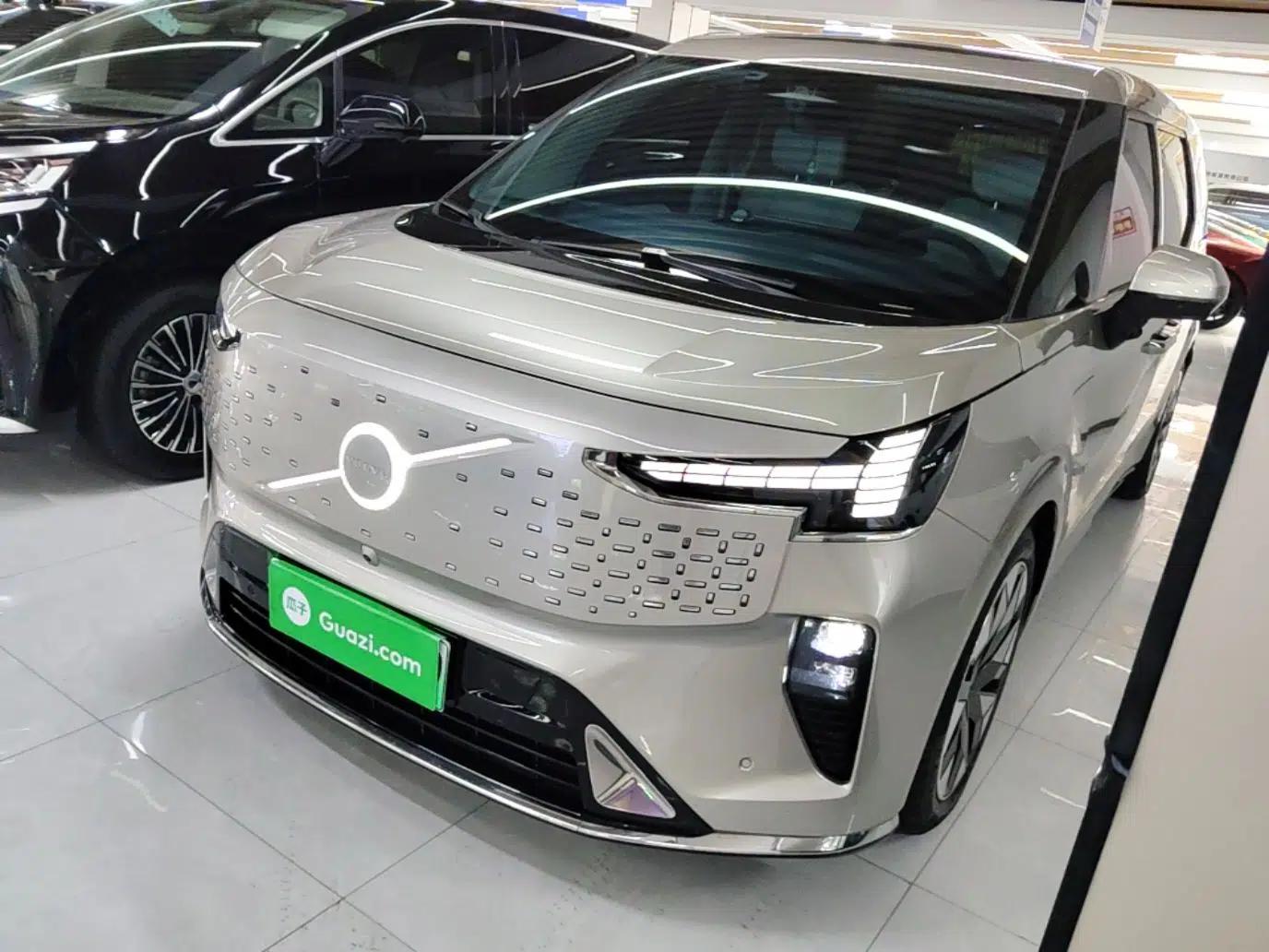 Volvo EM90 2025 Ultra Six-Seater — миниатюра 1