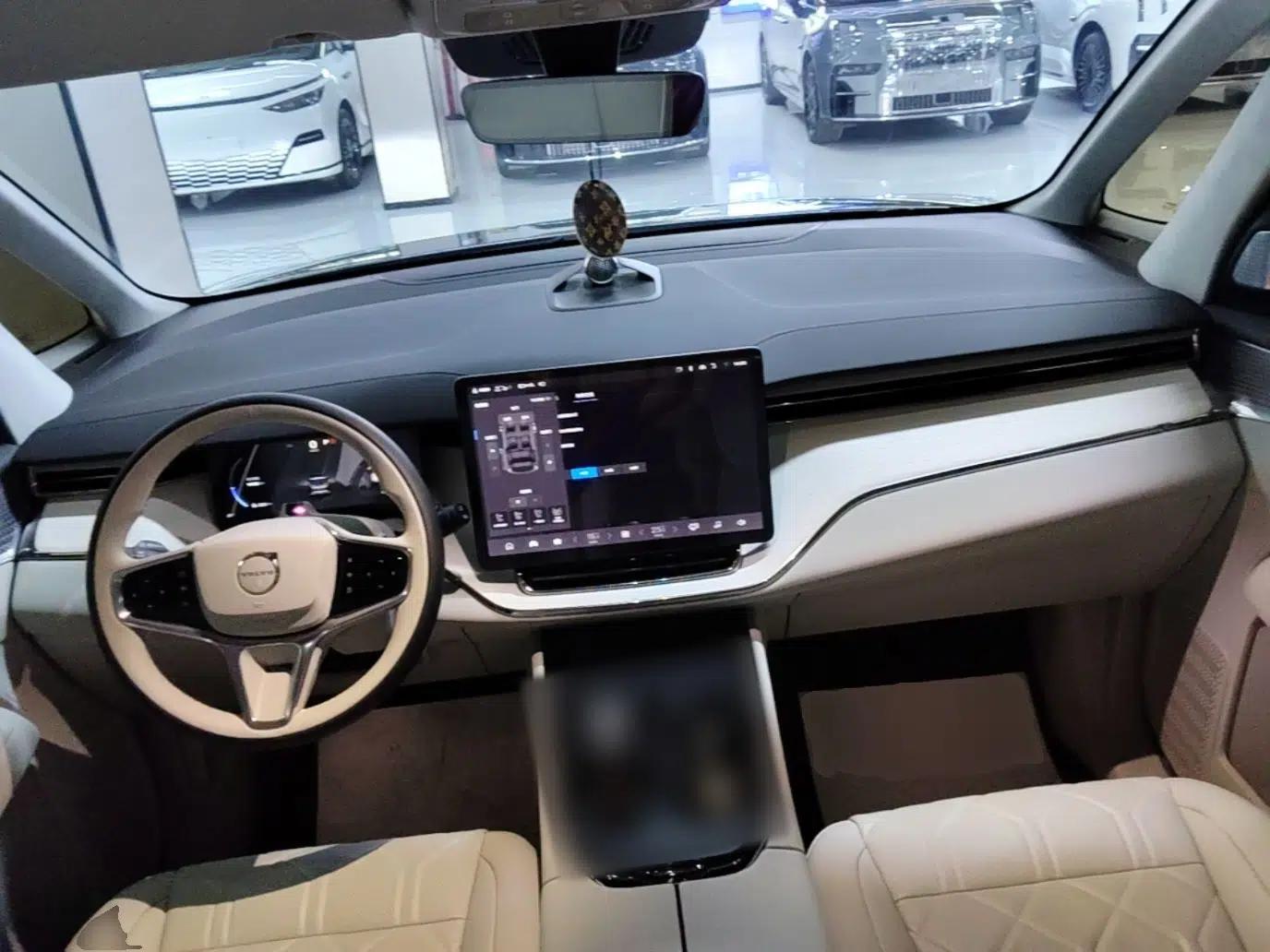 Volvo EM90 2025 Ultra Six-Seater — миниатюра 13