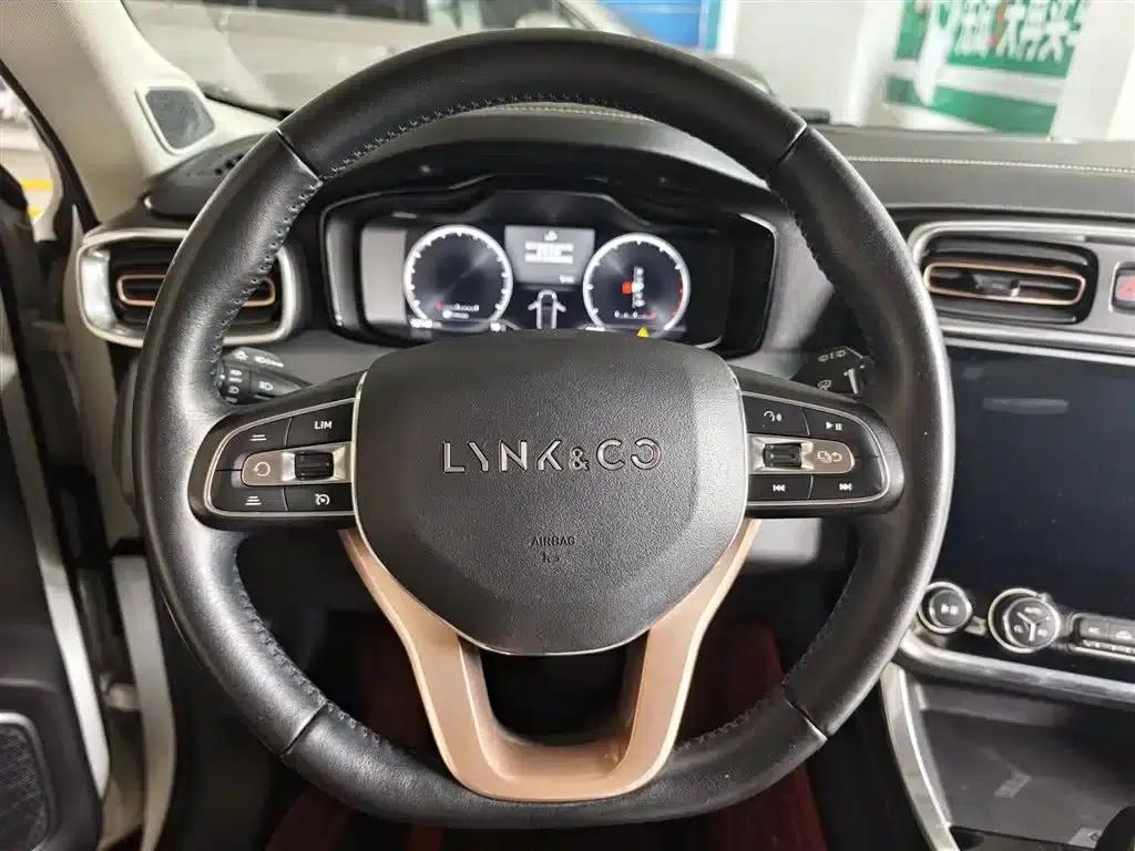 Lynk & Co 01 2017 2.0T 2WD Pro Edition — миниатюра 3