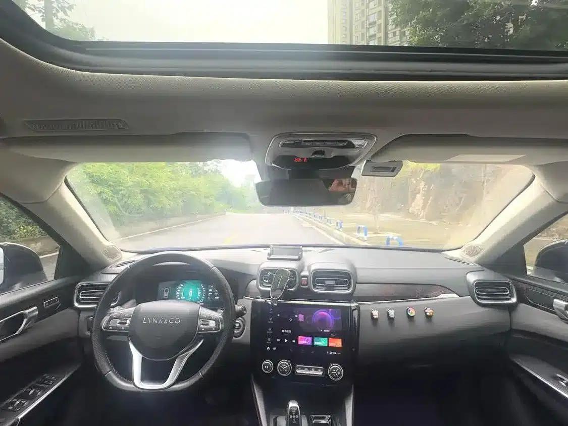 Lynk & Co 02 2019 2.0T Automatic 2WD Funky Music Edition — миниатюра 14