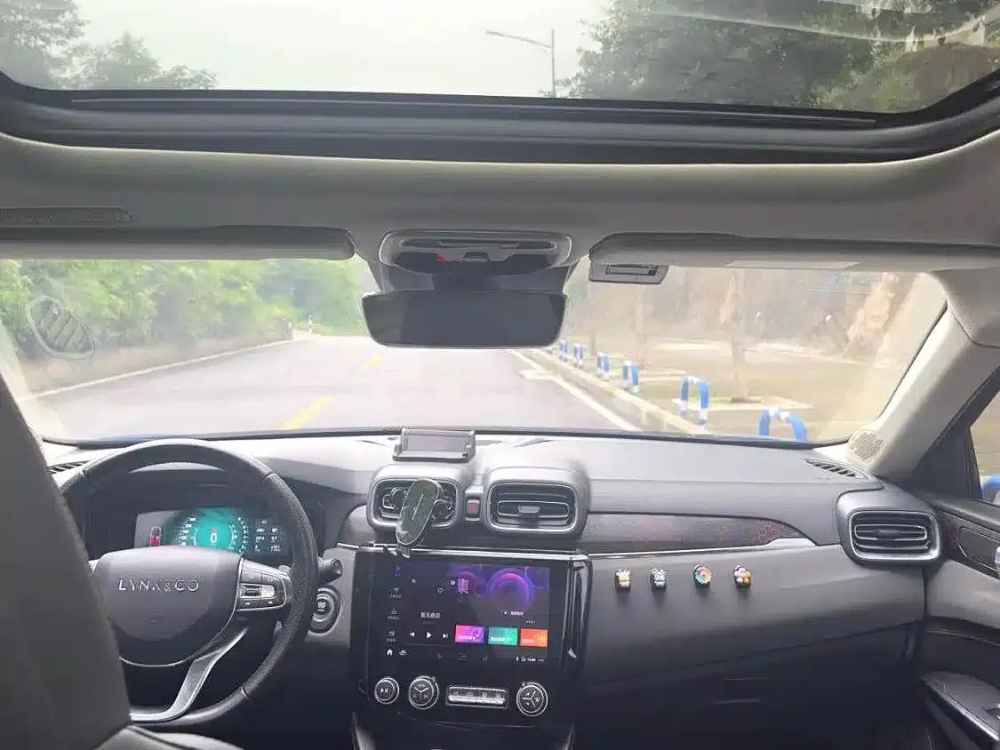 Lynk & Co 02 2019 2.0T Automatic 2WD Funky Music Edition — миниатюра 3
