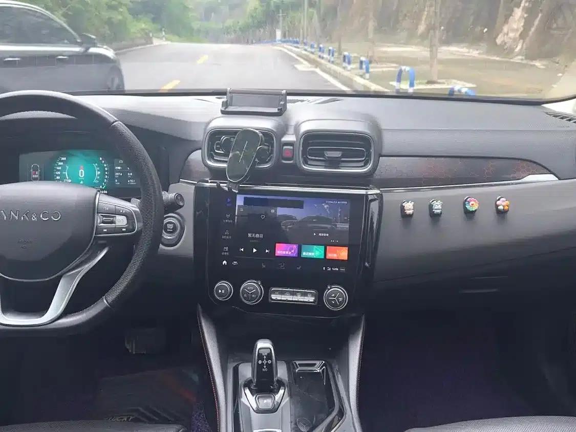 Lynk & Co 02 2019 2.0T Automatic 2WD Funky Music Edition — миниатюра 4
