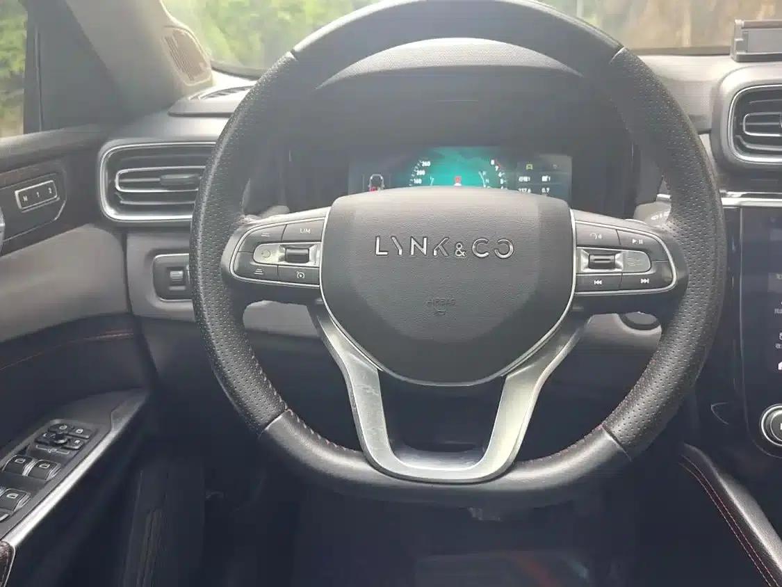 Lynk & Co 02 2019 2.0T Automatic 2WD Funky Music Edition — миниатюра 5