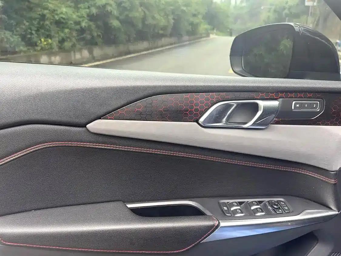 Lynk & Co 02 2019 2.0T Automatic 2WD Funky Music Edition — миниатюра 10
