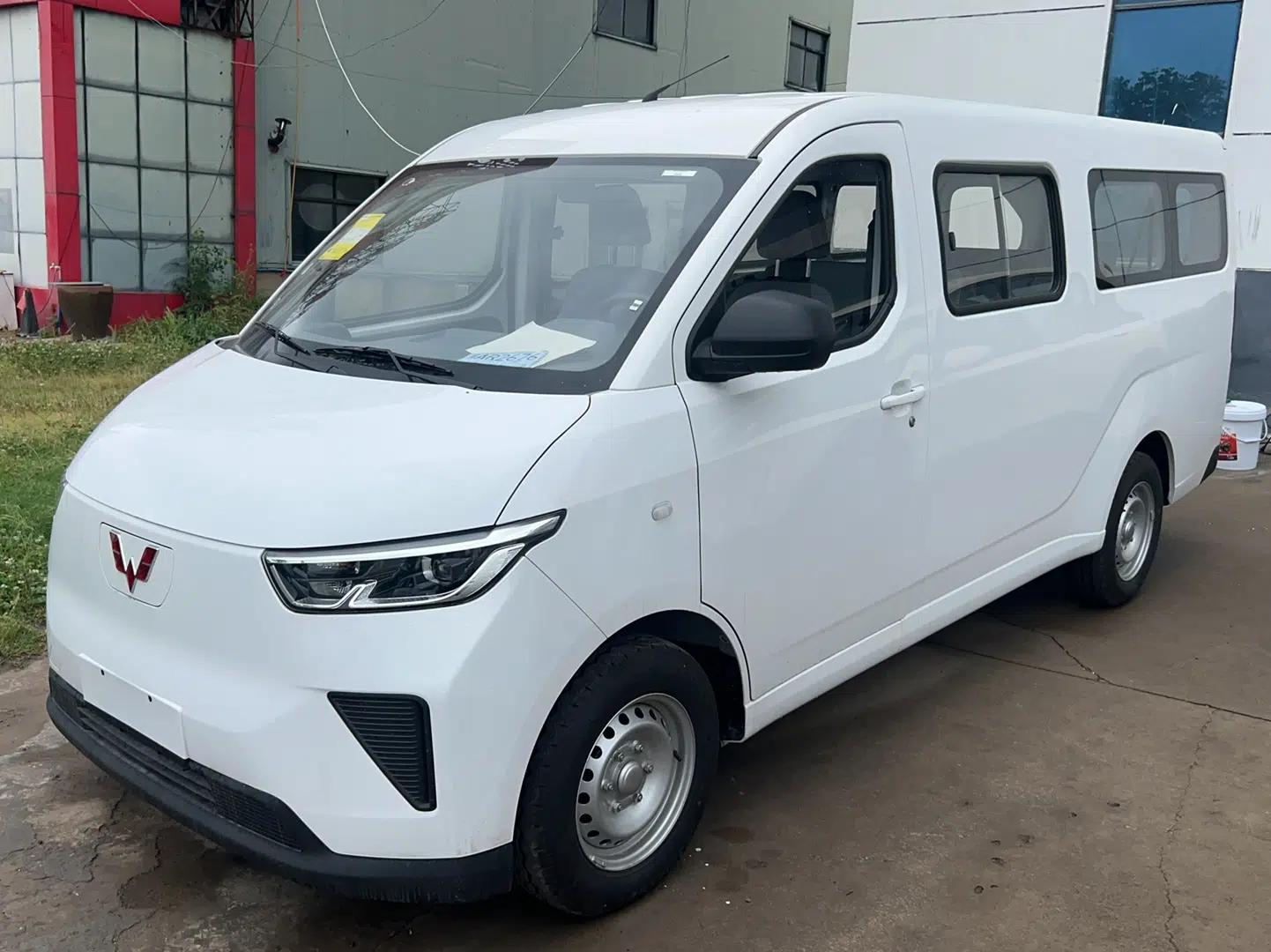 Wuling Yangguang 2024 300KM Comfort Version Passenger Van 75kW — миниатюра 1
