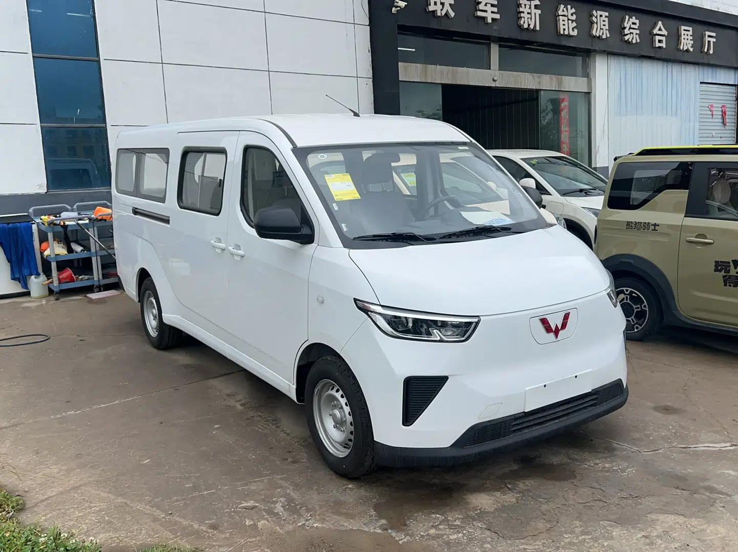 Wuling Yangguang 2024 300KM Comfort Version Passenger Van 75kW — миниатюра 3