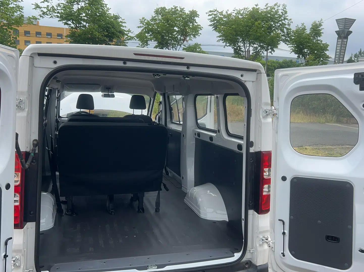 Wuling Yangguang 2024 300KM Comfort Version Passenger Van 75kW — миниатюра 24