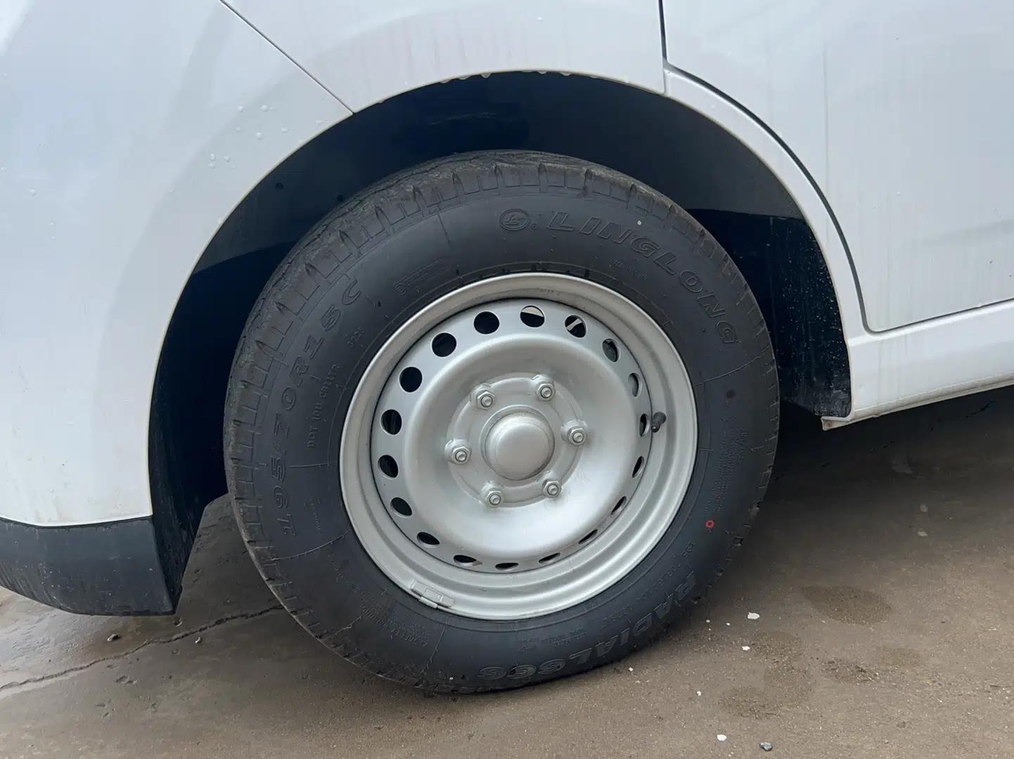 Wuling Yangguang 2024 300KM Comfort Version Passenger Van 75kW — миниатюра 4