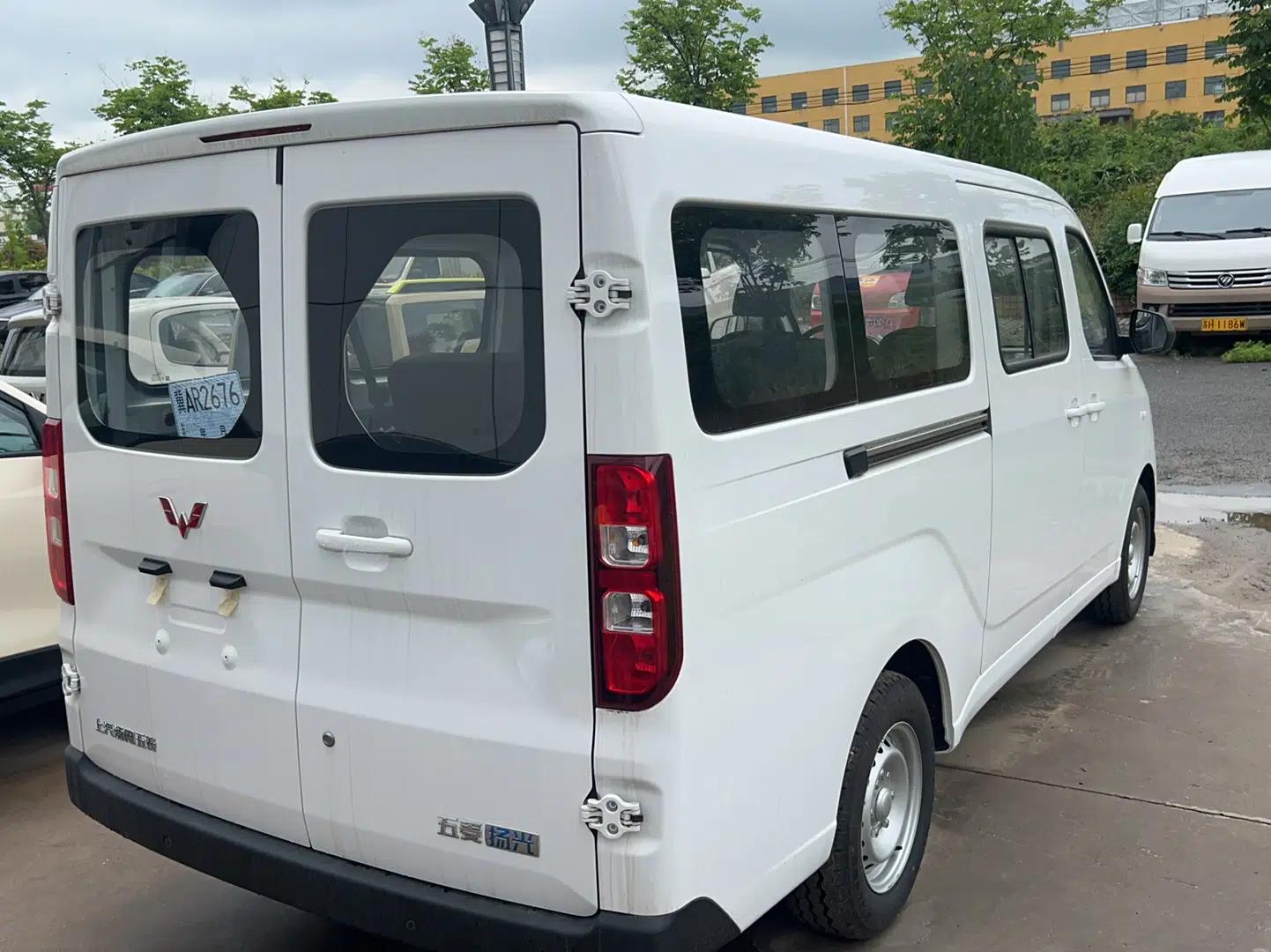 Wuling Yangguang 2024 300KM Comfort Version Passenger Van 75kW — миниатюра 8