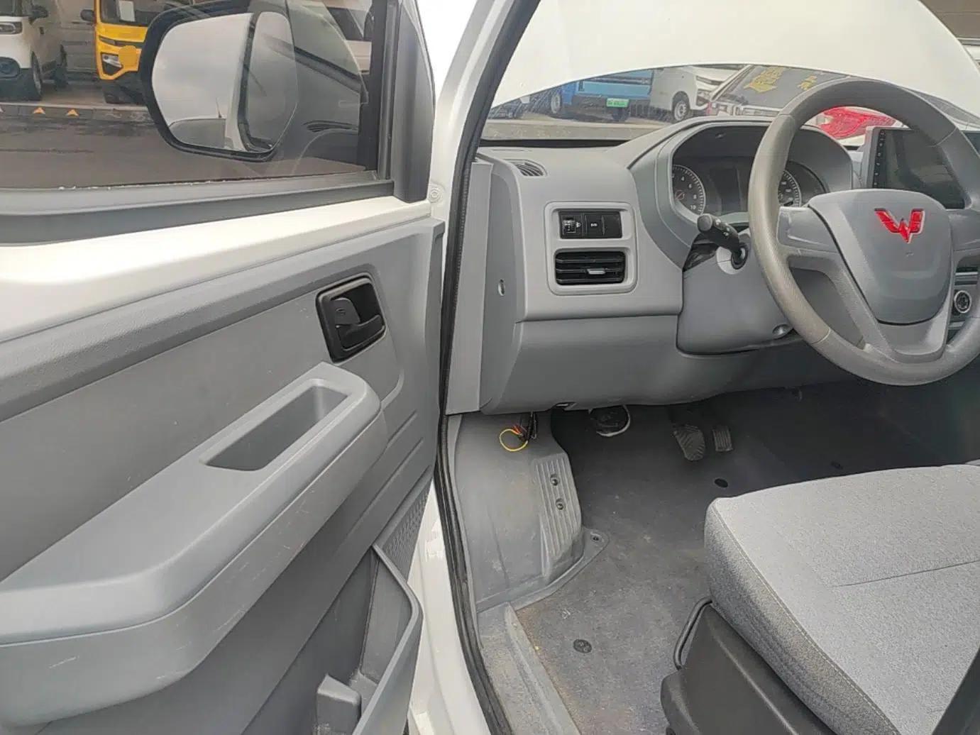 Wuling Yangguang 2024 300km Range Practical Window-Sealed Version 60kW — миниатюра 18